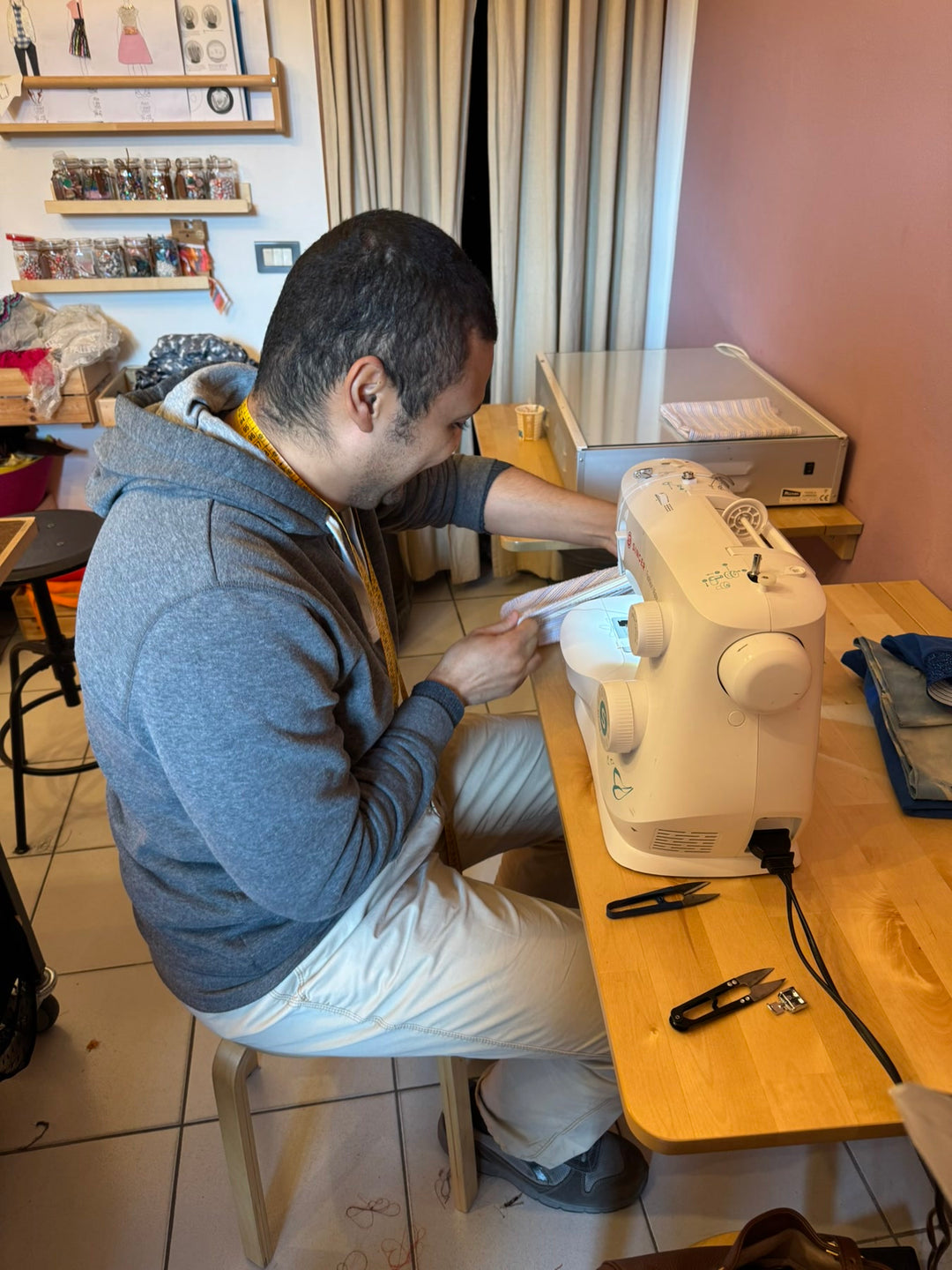 Der Gründer von BerryPuff näht während des Kurses den ersten Prototyp
