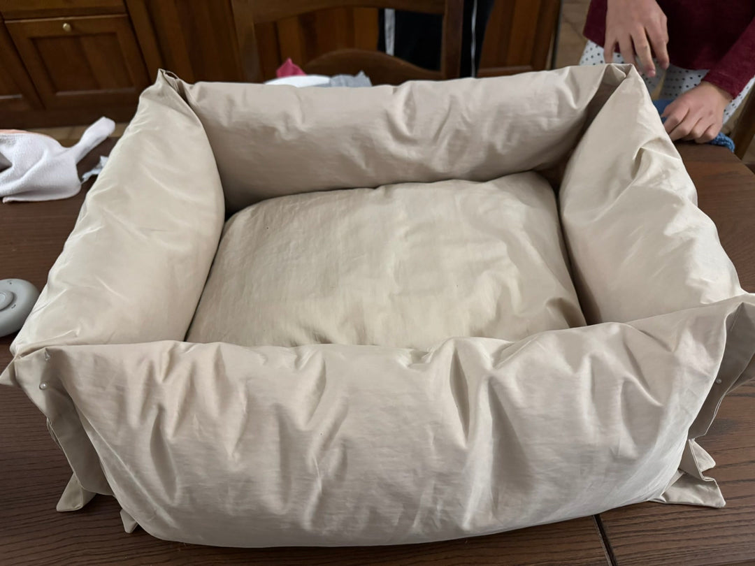 Beiges Tierbett als Prototyp mit Knöpfen an den Ecken