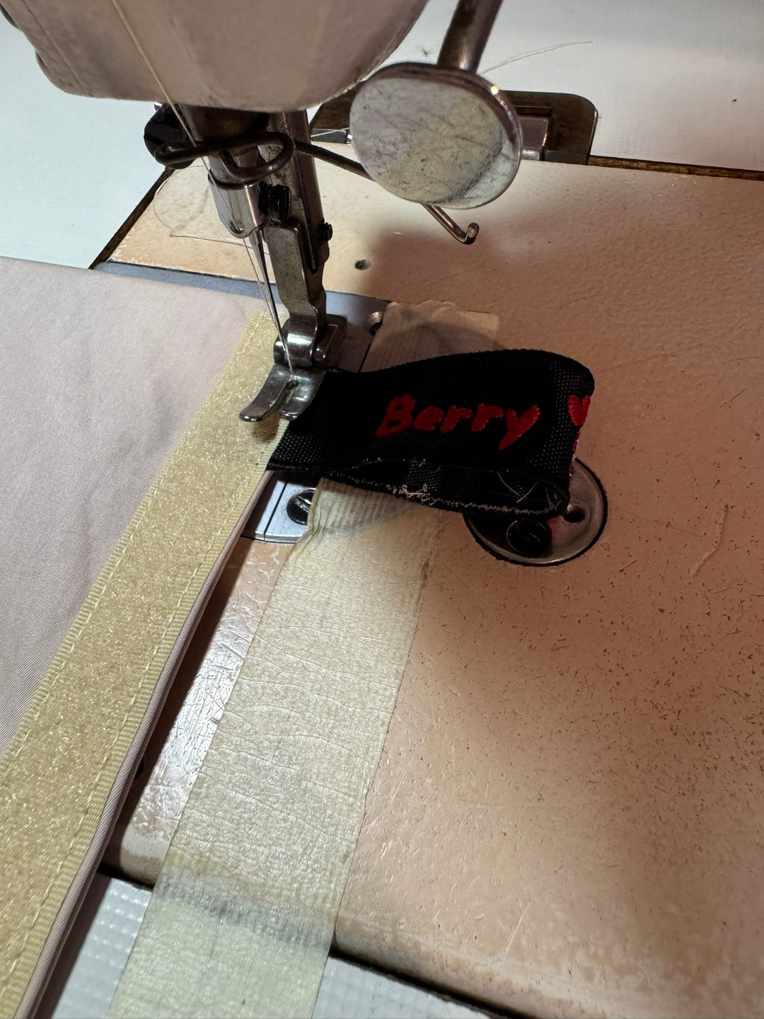 Das BerryPuff-Etikett wird mit der Nähmaschine angenäht