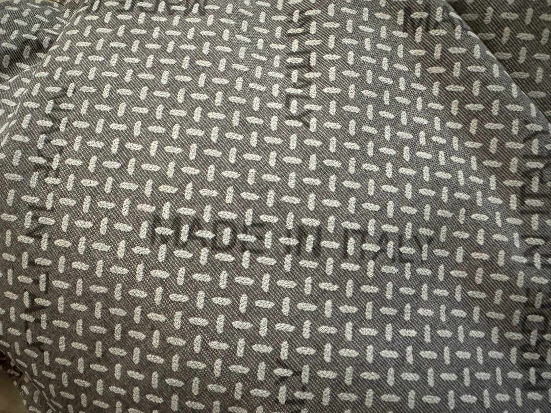Grauer Bodenstoff mit dem Aufdruck „Made in Italy“