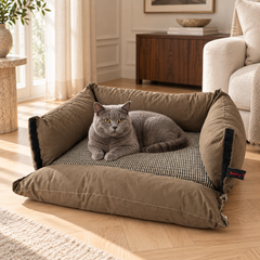 Katze im BerryPuff Tierbett Terra Classica mit heruntergeklapptem Frontteil, das weiterhin mit der Basis verbunden ist.
