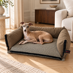 Ausgestreckter Windhund im BerryPuff Tierbett Terra Classica mit abgenommenem Frontteil.
