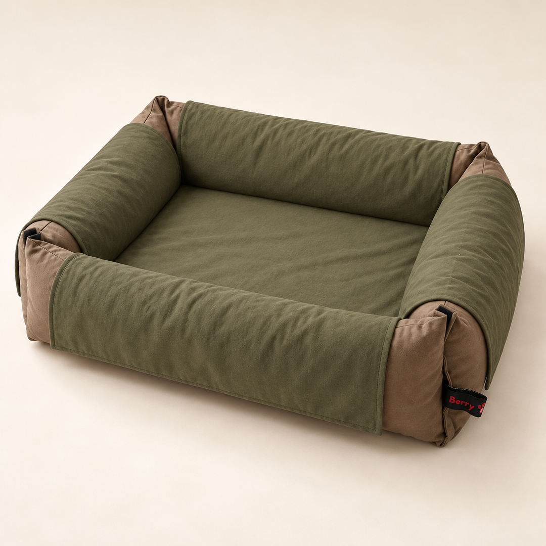 BerryPuff Cover semplice verde oliva sulla cuccia, vista frontale a tre quarti